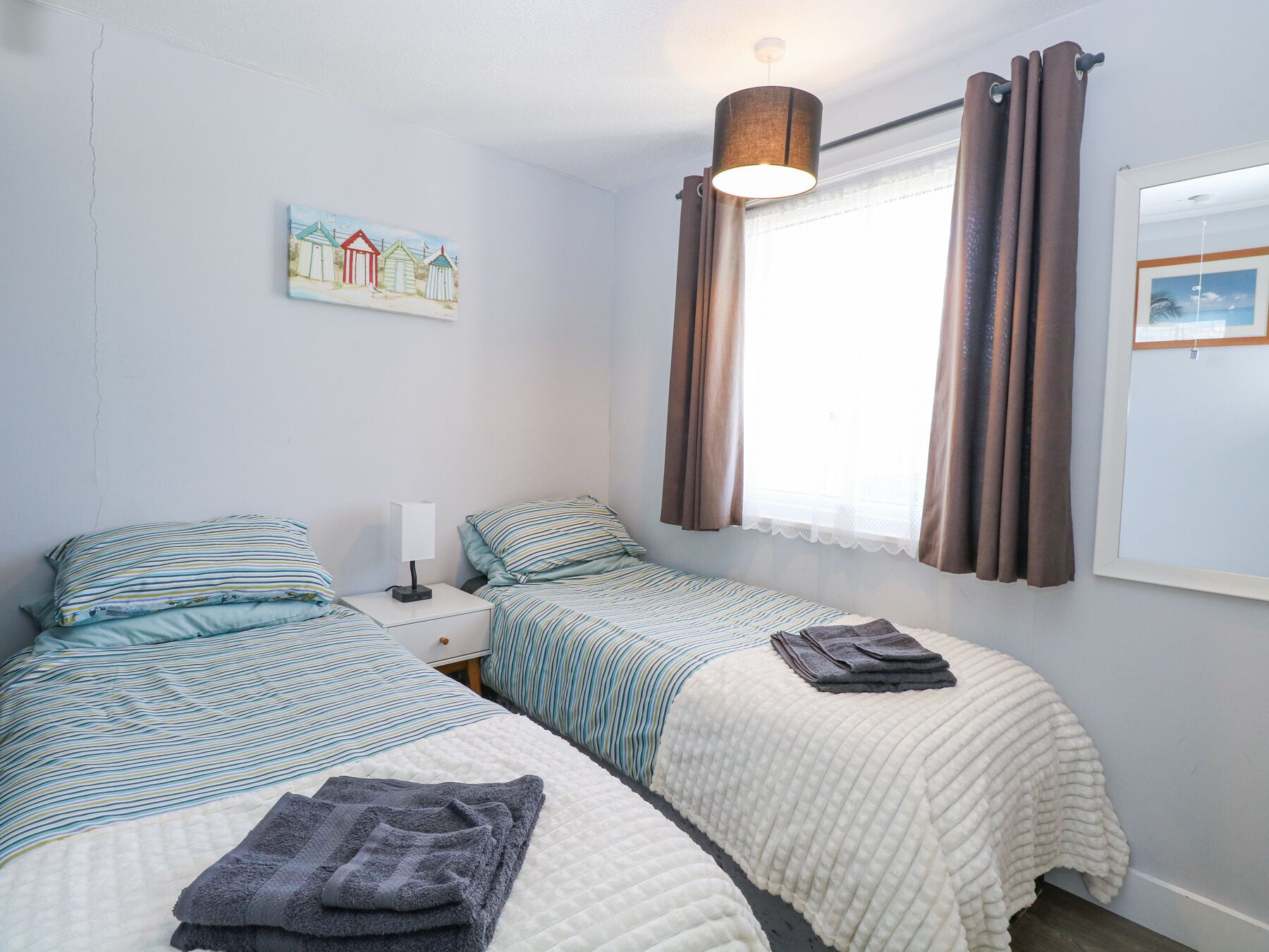 2 Schlafzimmer, individuell dekoriert, individuell eingerichtet