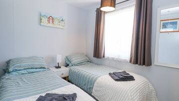 2 Schlafzimmer, individuell dekoriert, individuell eingerichtet