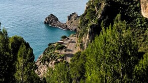 Une route côtière offrant une vue sur la mer et les falaises.