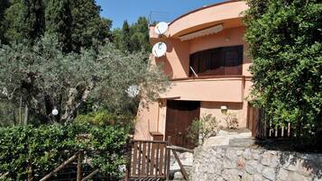 House, 1 Bedroom, Smoking, Balcony | Garden