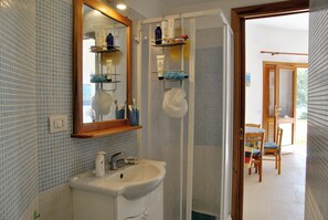 House, 1 Bedroom, Smoking, Balcony | Bathroom