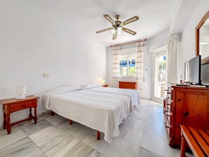 2 chambres, fer et planche à repasser, Wi-Fi gratuit, draps fournis