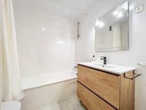 Chuveiro, secador de cabelo, toalhas de banho 