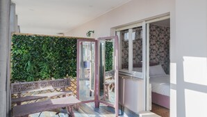 A room with a bed, a window, and a view of greenery outside. - B&B Damagi (Rome)