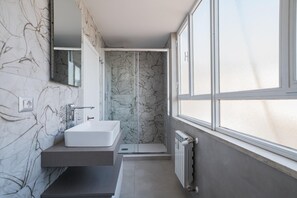 雙人房, 露台, 城市景 | 浴室 | 淋浴設備、免費梳洗用品、風筒、提供毛巾