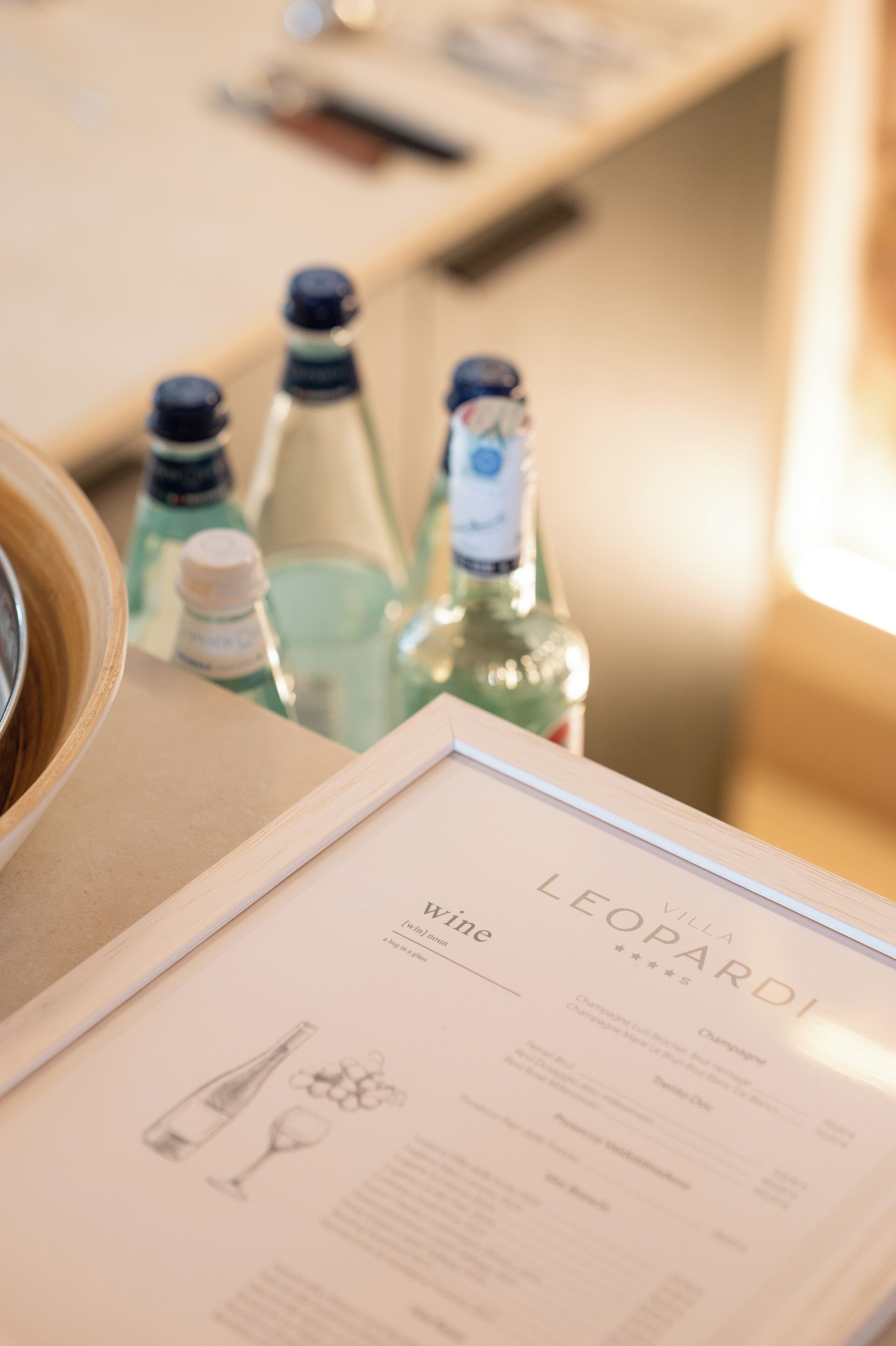 Un menu proposant une sélection de vins et un bar où sont exposées les bouteilles.