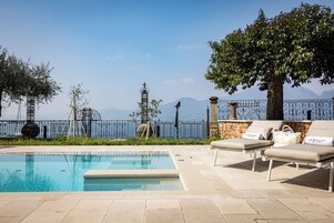 Una piscina al aire libre de temporada