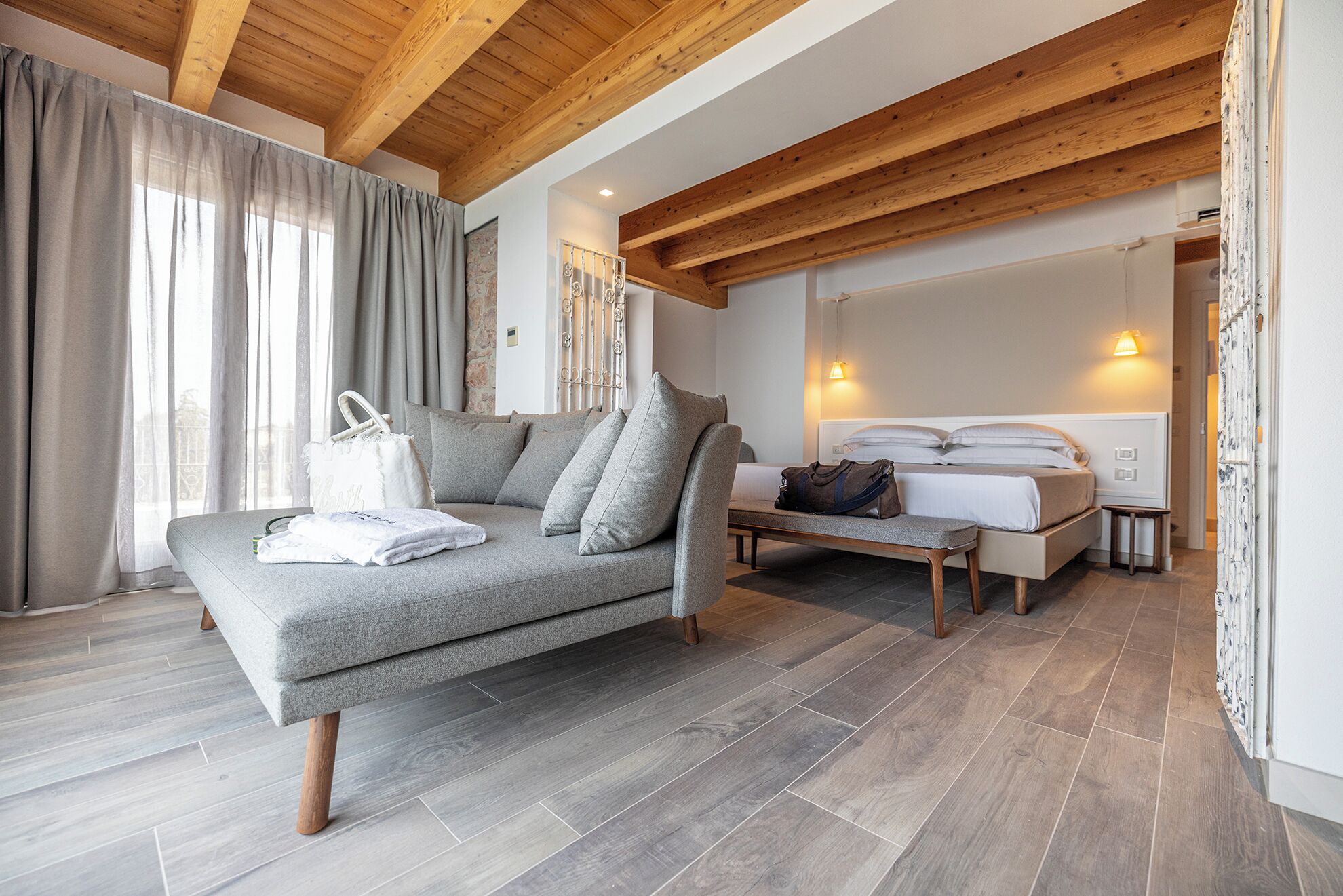 Suite junior, terraza, vistas al lago (Deluxe) | Caja fuerte, escritorio, espacio para trabajar con un portátil