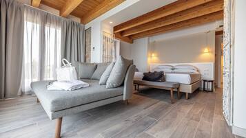 Suite junior, terraza, vistas al lago (Deluxe) | Caja fuerte, escritorio, espacio para trabajar con un portátil