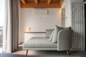Junior-Suite, Terrasse, Seeblick (Deluxe) | 1 Schlafzimmer, Zimmersafe, Schreibtisch, laptopgeeigneter Arbeitsplatz