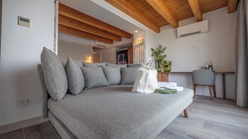 Caja de seguridad en la habitación y escritorio