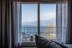 ジュニア スイート テラス レイクビュー (Deluxe) | セーフティボックス (室内)、デスク、ノートパソコン用作業スペース、遮光カーテン