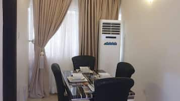 Apartment, 3 Schlafzimmer | 3 Schlafzimmer, Schreibtisch, laptopgeeigneter Arbeitsplatz