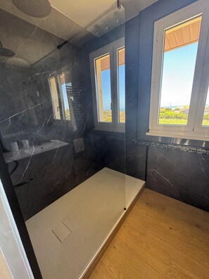 Douche, serviettes fournies, savon, papier toilette