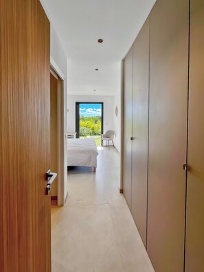 4 habitaciones, escritorio, tabla de planchar con plancha y wifi 