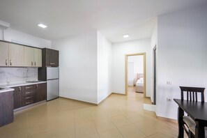 迷你吧（备有免费物品）、免费 WiFi、床单