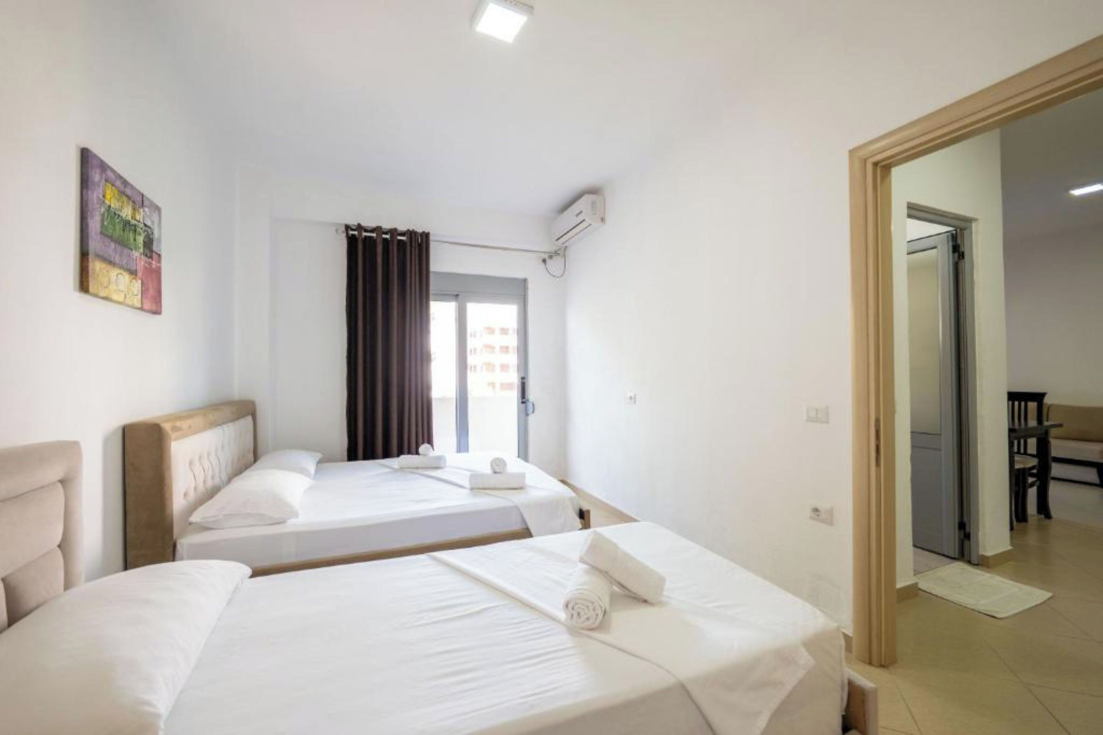 Minibar con artículos gratuitos, wifi gratis y ropa de cama 