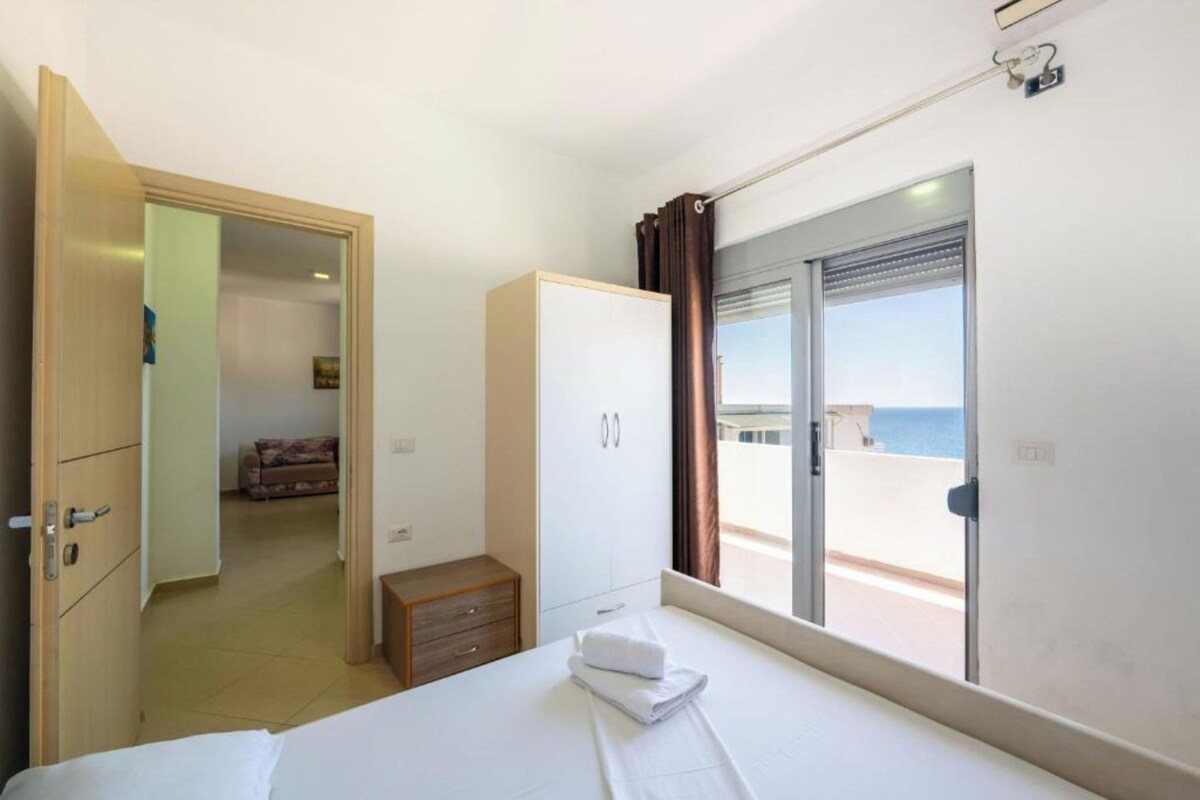 Minibar (free items), WiFi (free), bed sheets