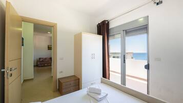 Free minibar, free WiFi, bed sheets