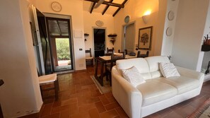 Villa, vistas al mar | Zona de estar | Televisión de pantalla plana de 32 pulgadas con canales por cable