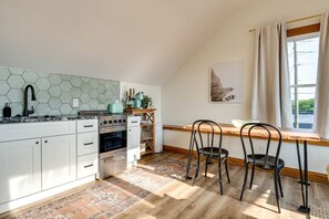 Kylskåp, mikrovågsugn, ugn och spishäll