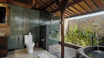 Vila superluxo, vista para a piscina | Banheiro | Produtos de toalete grátis, secador de cabelo, sabonete, shampoo