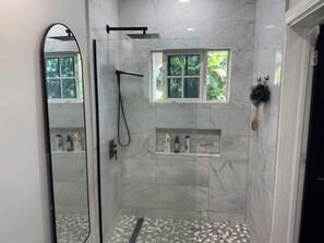Regadera, toallas, jabón, papel de baño 