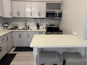 Køleskab, mikrobølgeovn, ovn, kogeplade