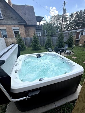 Outdoor spa tub - Dwntwn/Renovated/Backyard/Fire-Pit/Hot Tub (Frankfort)