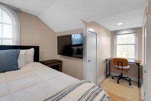 4 bedrooms, iron/ironing board, WiFi, bed sheets - Dwntwn/Renovated/Backyard/Fire-Pit/Hot Tub (Frankfort)