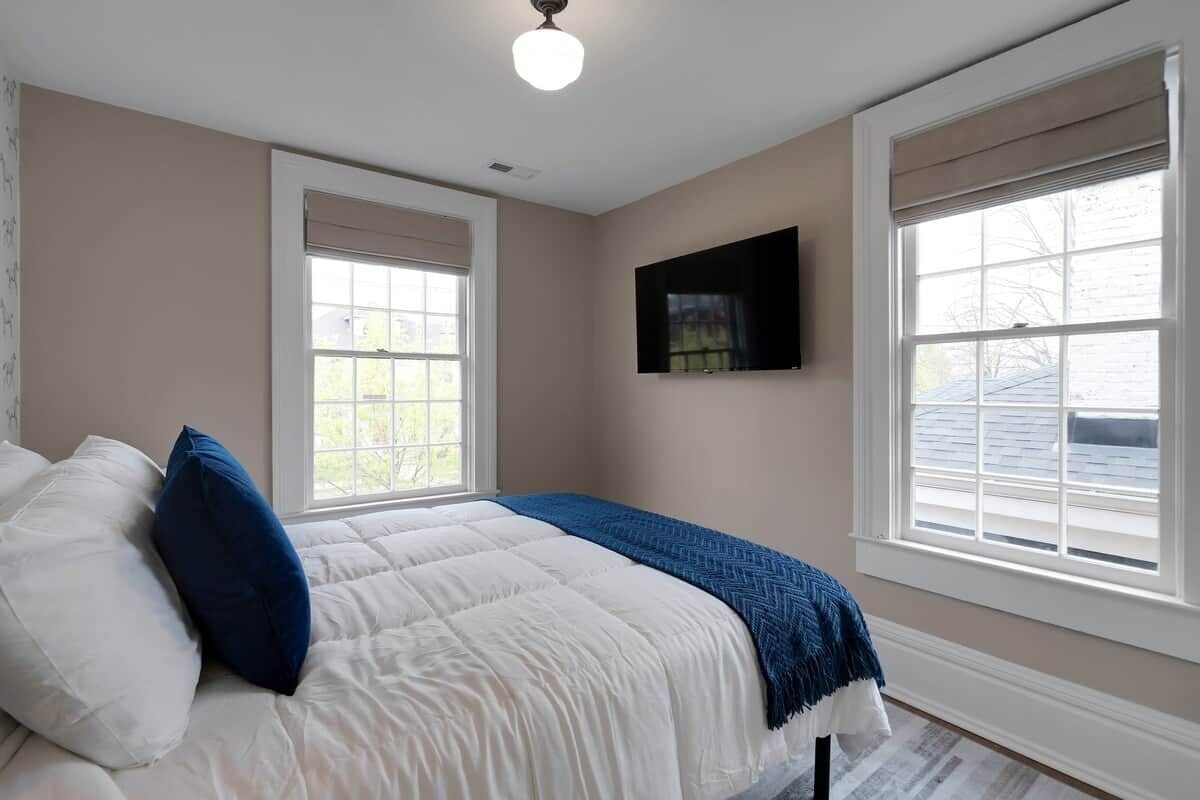 4 bedrooms, iron/ironing board, WiFi, bed sheets