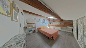 2 slaapkamers, een strijkplank/strijkijzer, gratis wifi, beddengoed