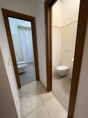 Douche, articles de toilette gratuits, peignoirs, bidet