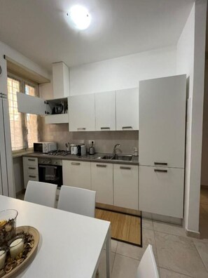 Kühlschrank, Ofen, Herdplatte, Geschirrspüler