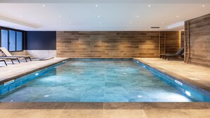 An indoor swimming pool with tiled flooring and wooden walls. - TERRESENS - Les Sources de Canopée  (Saint-Gervais-les-Bains)