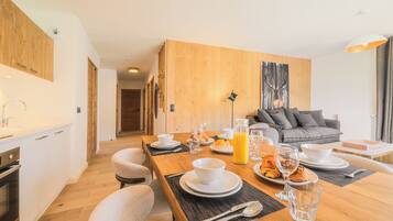 Perhehuoneisto, 2 makuuhuonetta, parveke | Yksityinen keittiö