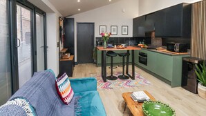 Ein modernes Apartment mit Küche, Essbereich und Wohnzimmer.