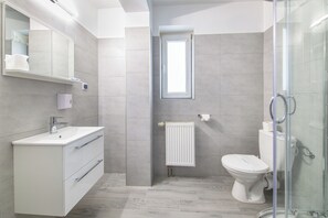 Dusche, Haartrockner, Handtücher, Seife