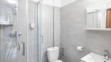 Doccia, asciugacapelli, asciugamani, sapone