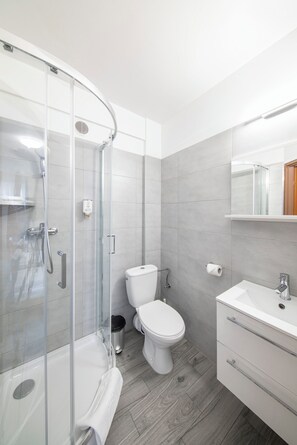 Douche, sèche-cheveux, serviettes fournies, savon