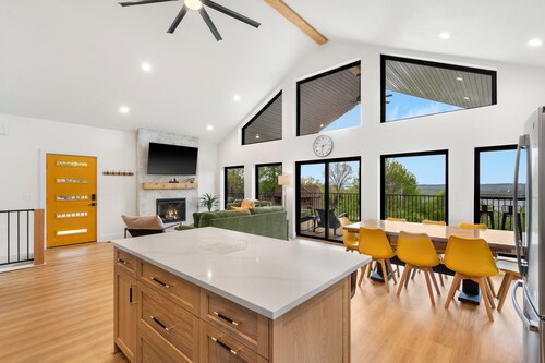 The Lookout at Table Rock Lake - Luxurious Stay - Hot Tub - Bring Your Boat!!