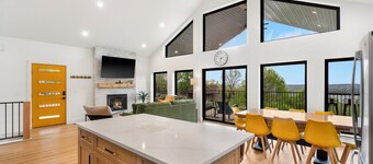 The Lookout at Table Rock Lake - Luxurious Stay - Hot Tub - Bring Your Boat!!