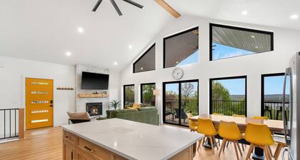 The Lookout at Table Rock Lake - Luxurious Stay - Hot Tub - Bring Your Boat!!