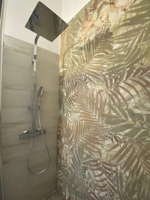 Ducha, secador de pelo, toallas, jabón