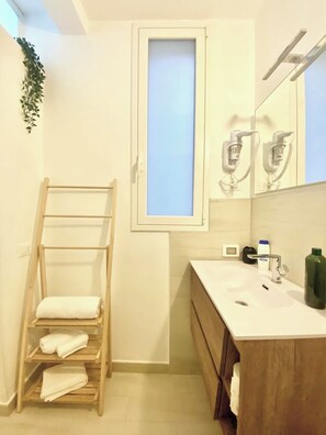 Dusj, hårføner, håndklær og såpe