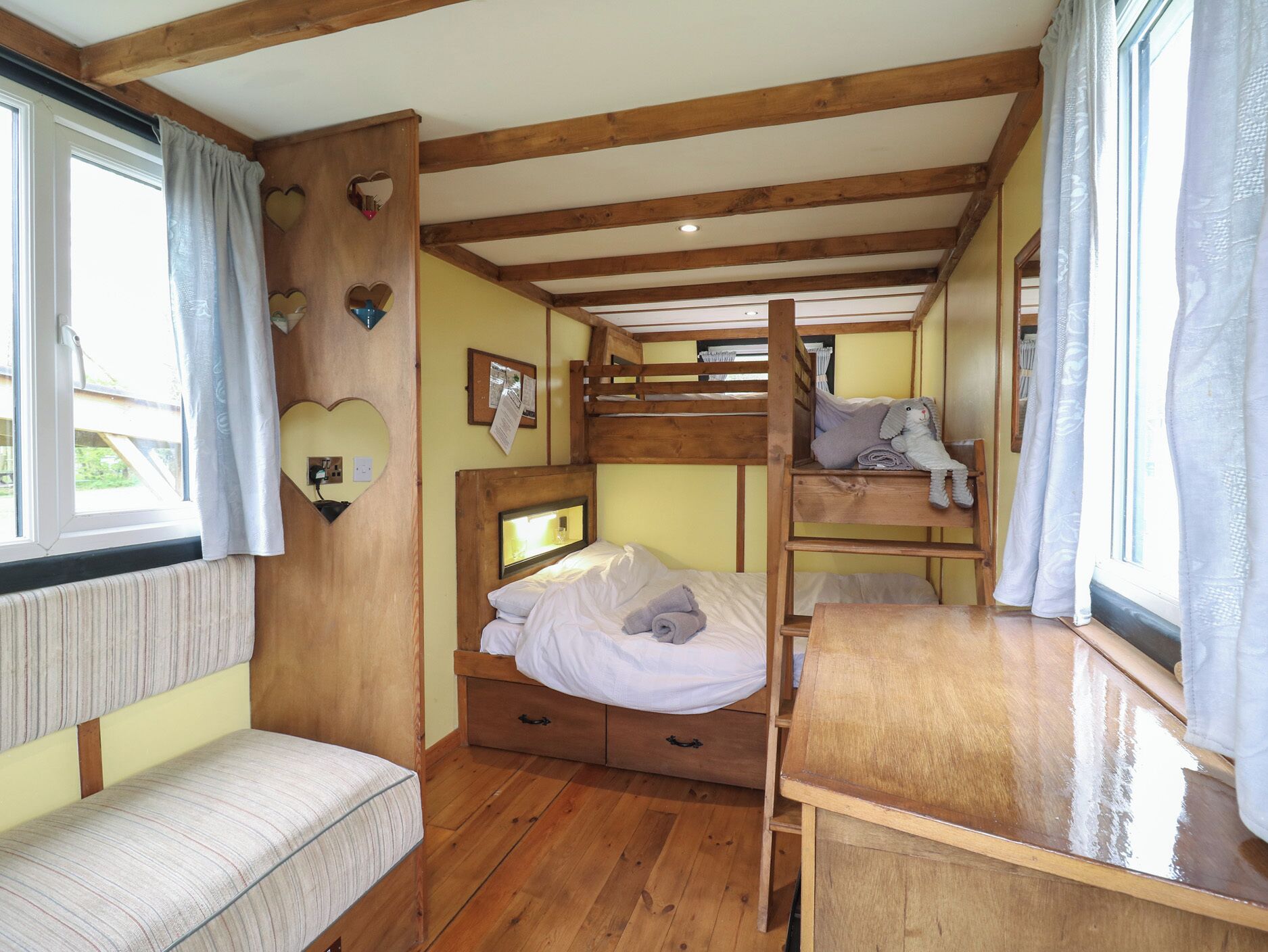 1 habitación, decoración personalizada y muebles diferentes 