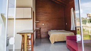 Ein kleines Schlafzimmer mit einem Bett, einem Tisch und einem Stuhl.
