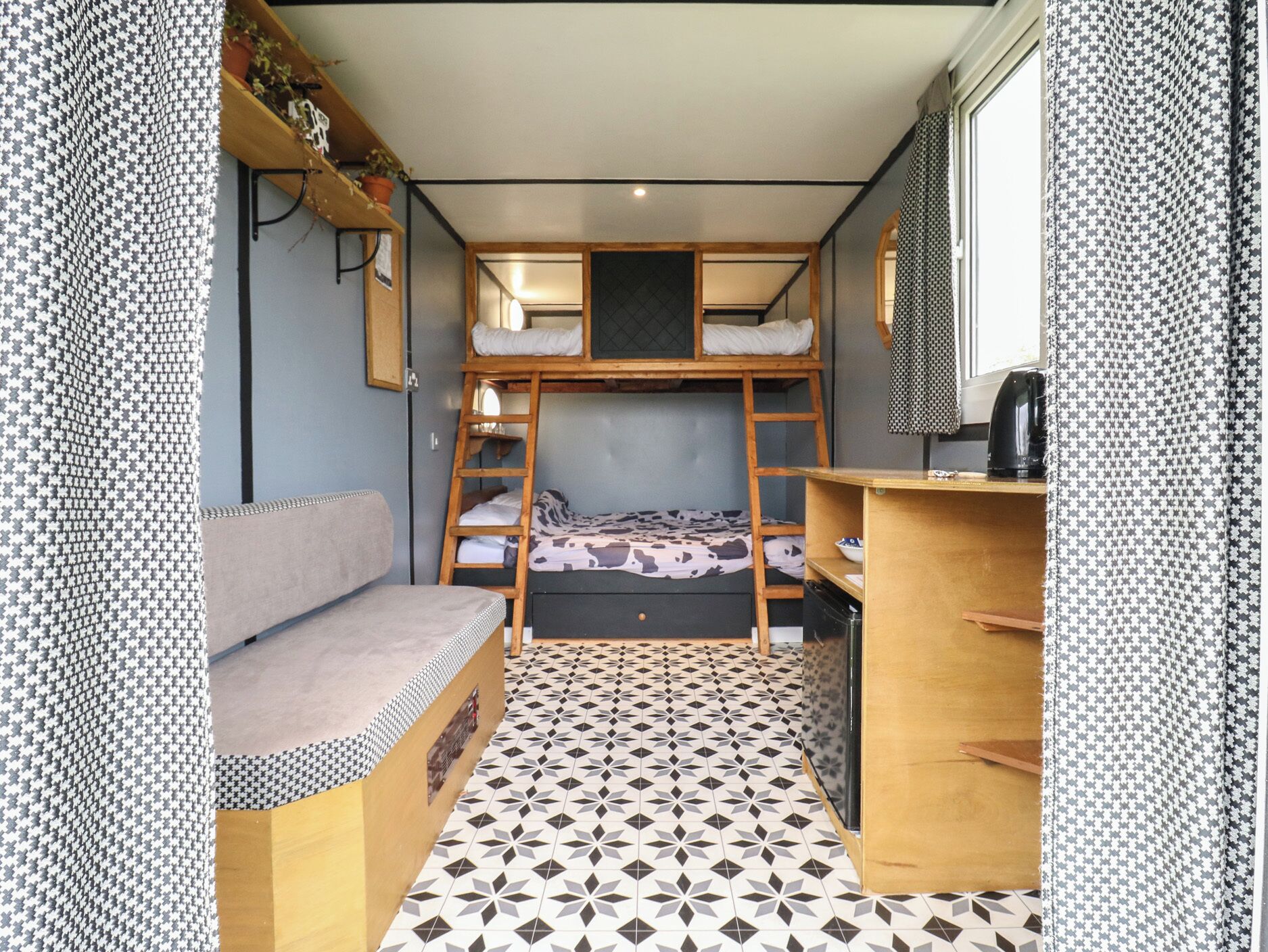 1 habitación, decoración personalizada y muebles diferentes 