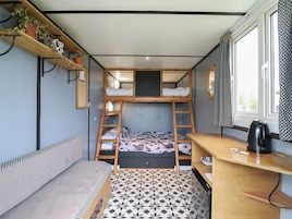 1 habitación, decoración personalizada y muebles diferentes 