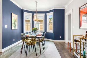 Dining - NEW - Duke 5 Mins, Upscale Eclectic Decor, Backyard Dining and Movies, Sleeps 10 (Durham)